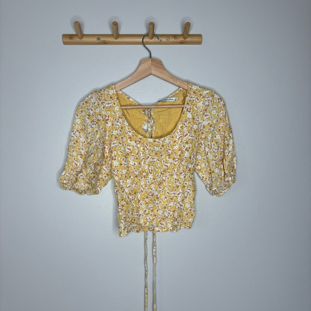 Abercrombie and Fitch Cropped Floral Top small